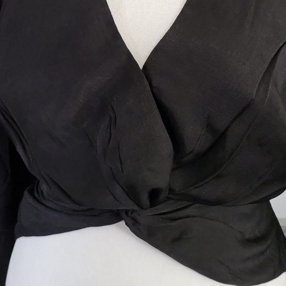 NWT MinkPink Harper Twist Blouse in black, Sz Small, cropped, long sleeve v-neck - Picture 10 of 12